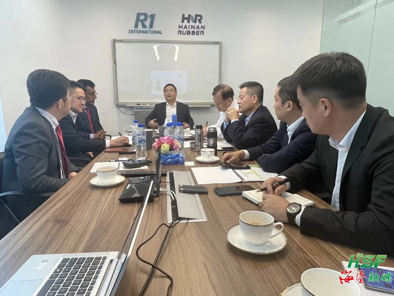 包洪文一行與R1公司座談交流。