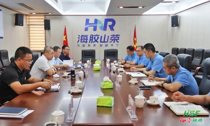 艾軼倫在海南橡膠山榮分公司座談。